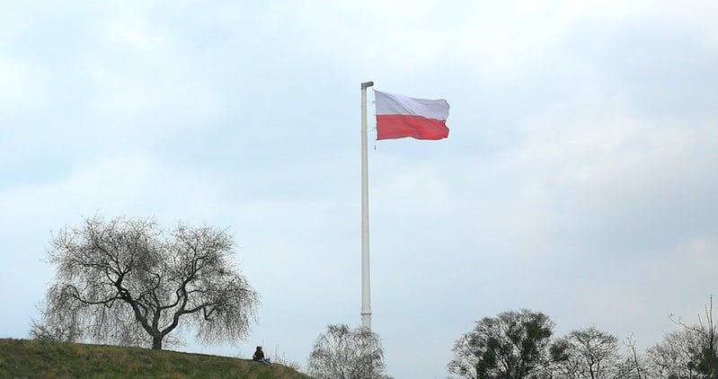 Polska Flaga w Nowej Energii – symbol połączenia Ziemi z Niebem, pierwszej czakry z siódmą – doskonałej harmonii